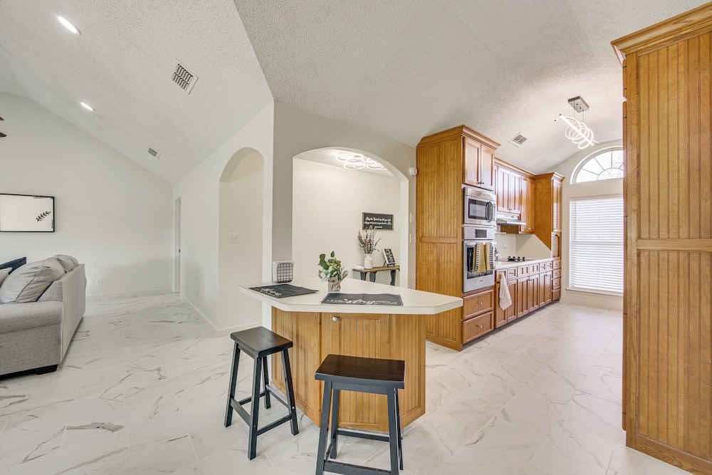 1 Mi to Lake Jacksonville: Pet-friendly Home