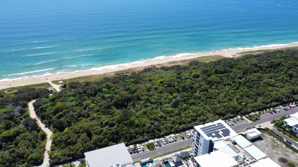 3BR Lux Beachfront Escape - Pool Gym King bed