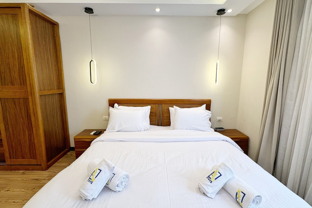 Calm & Classy 2BR - 5 min to Airport