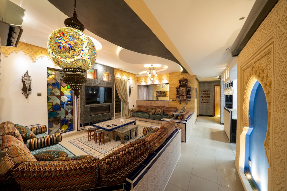 Luxury Three bedroom Apt Al Yasmin
