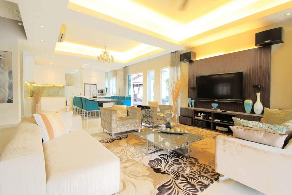 Chic 4BR Oasis With Gazebo, Your Dream Getaway