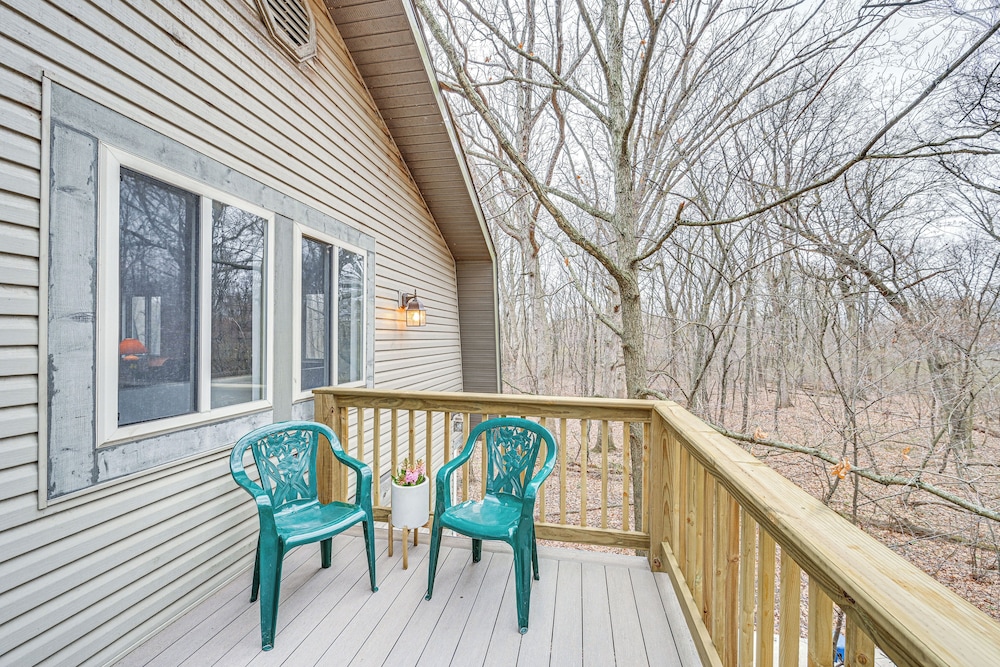 8 Mi to Lake Michigan: Creative Retreat w/ Deck!