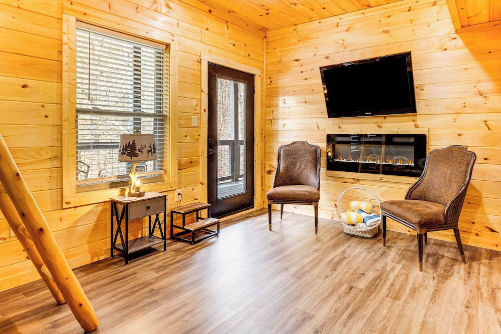 8 Mi to Dollywood: Cabin w/ Hot Tub & Decks!