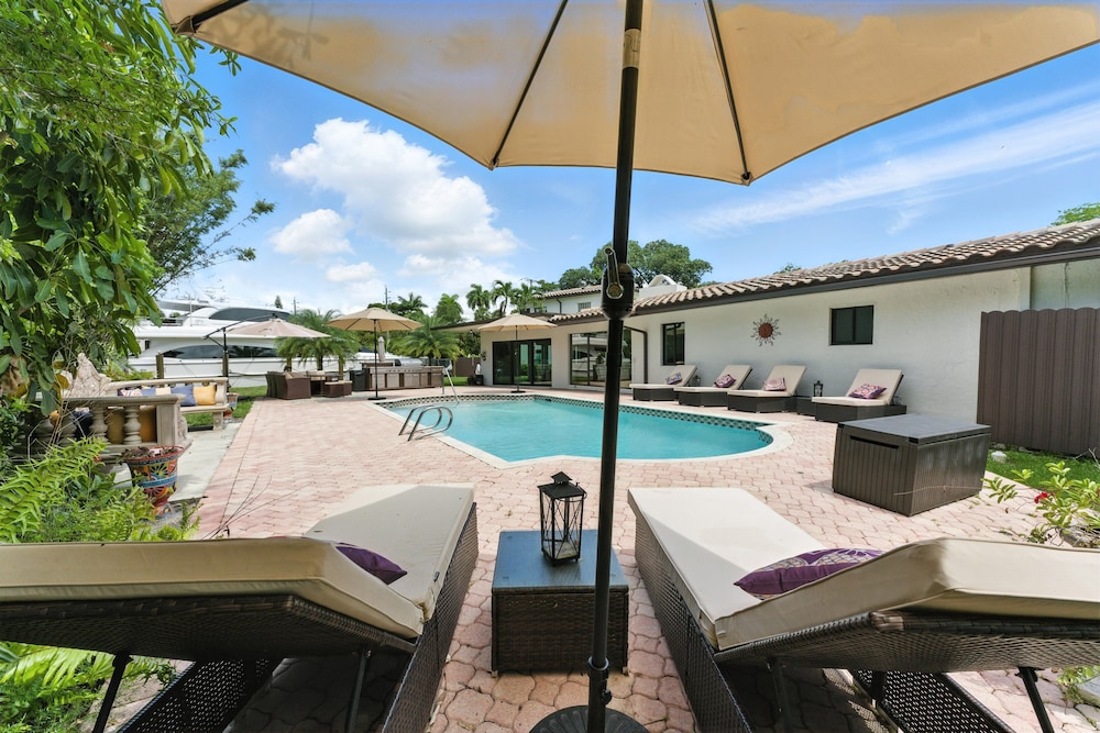 Villa Riverland With Heated Pool On The Water 5 Bedroom Villa