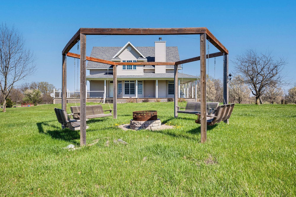 Fire Pit & Gazebo: Rural Warrensburg Getaway!