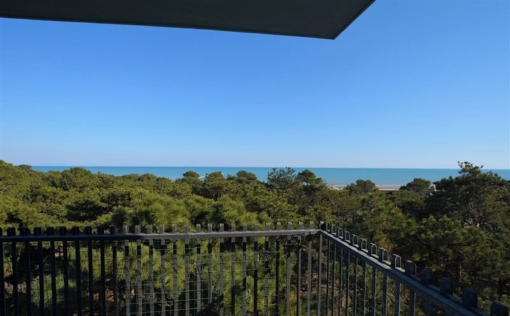 30 mt From the Beach in Lignano Pineta, Lovely Flat for 6 Guests