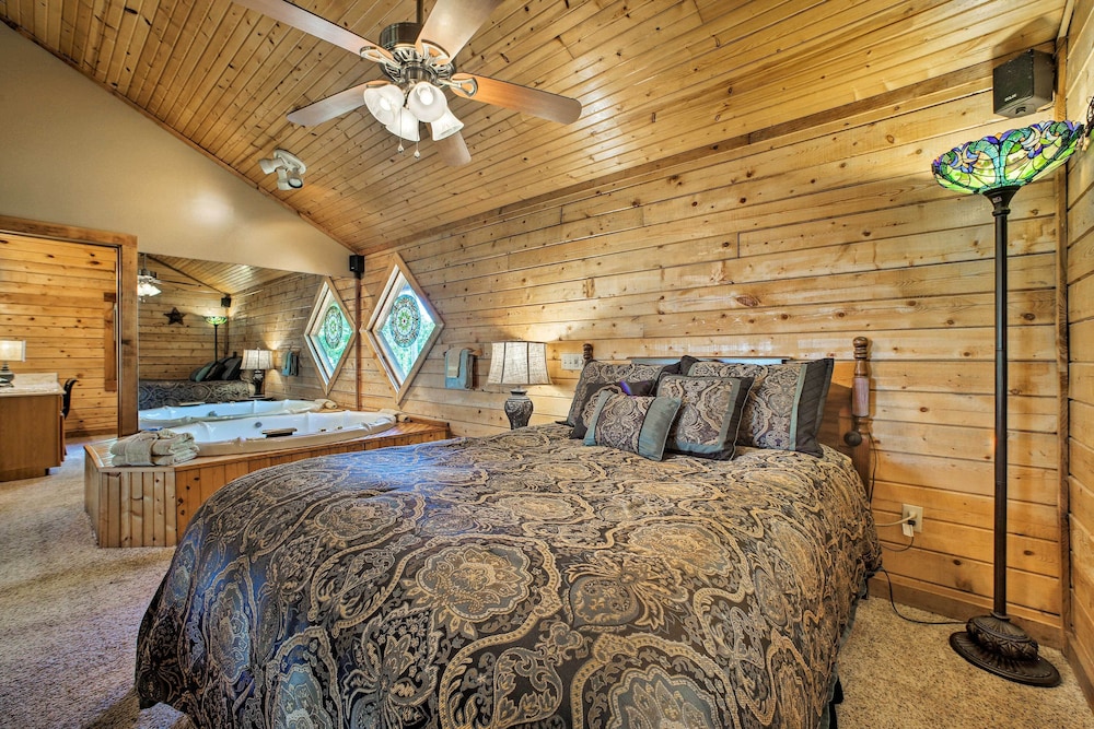 Studio w/ Mtn Views, 1 Mi to Thorncrown Chapel! view 2