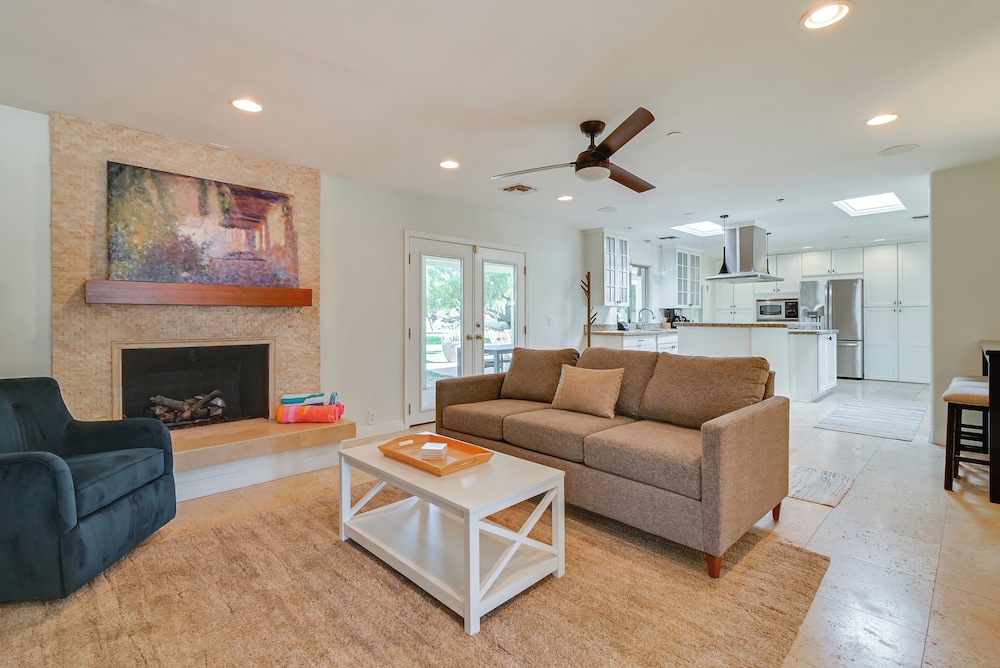 Private Paradise Valley Oasis: Hot Tub, Large Yard