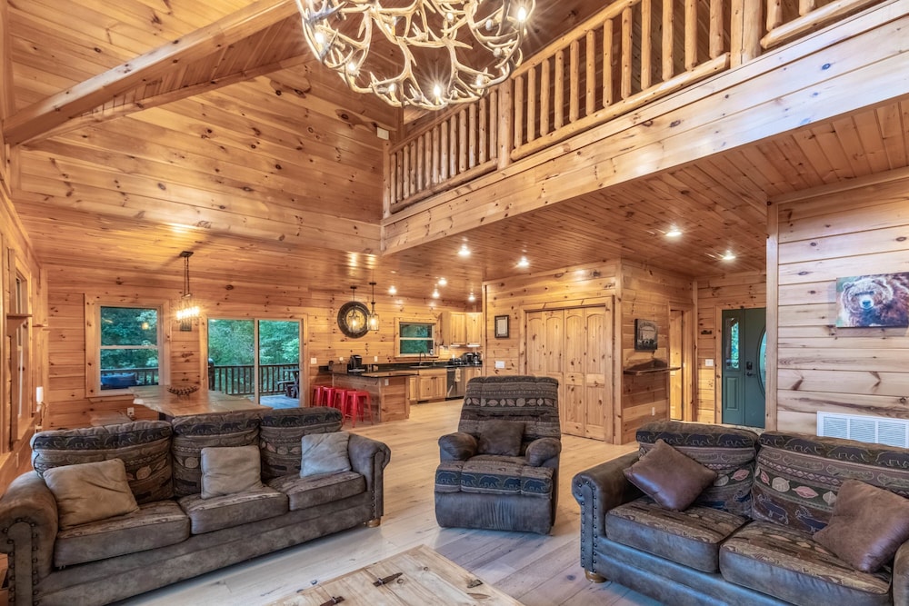 Luxury 4200 Sqft Log Cabin on 50 Acres Sleeps 16