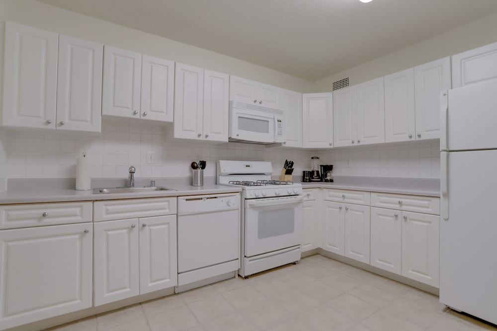Modern Apt Near Airport in Cystal City