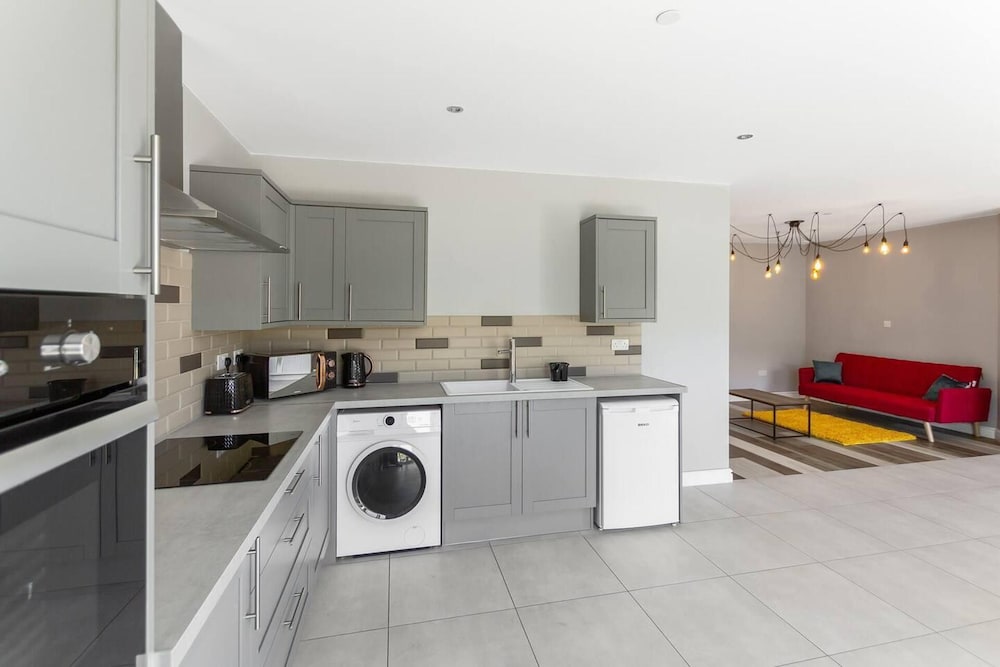 Impeccable 1-bed Apartment in Ebbw Vale, Wales view 4