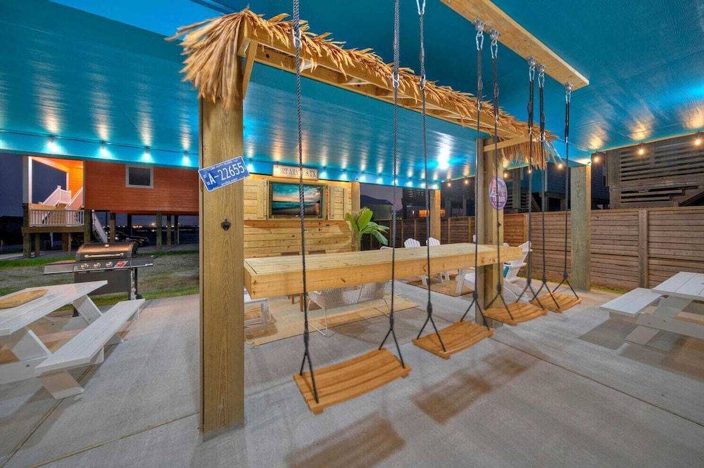 Sleeps 24 2 Homes, Priv Pool, Swing Bar, Patio Lounge Near Nature Preserve