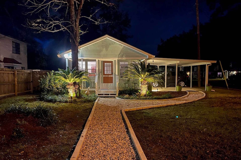 Hotel Charming Gulf Coast Cottage - 1 Mile to the Coast! - Image 1