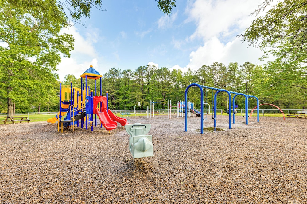 Walk to Beach: Elegant Escape in Lusby!