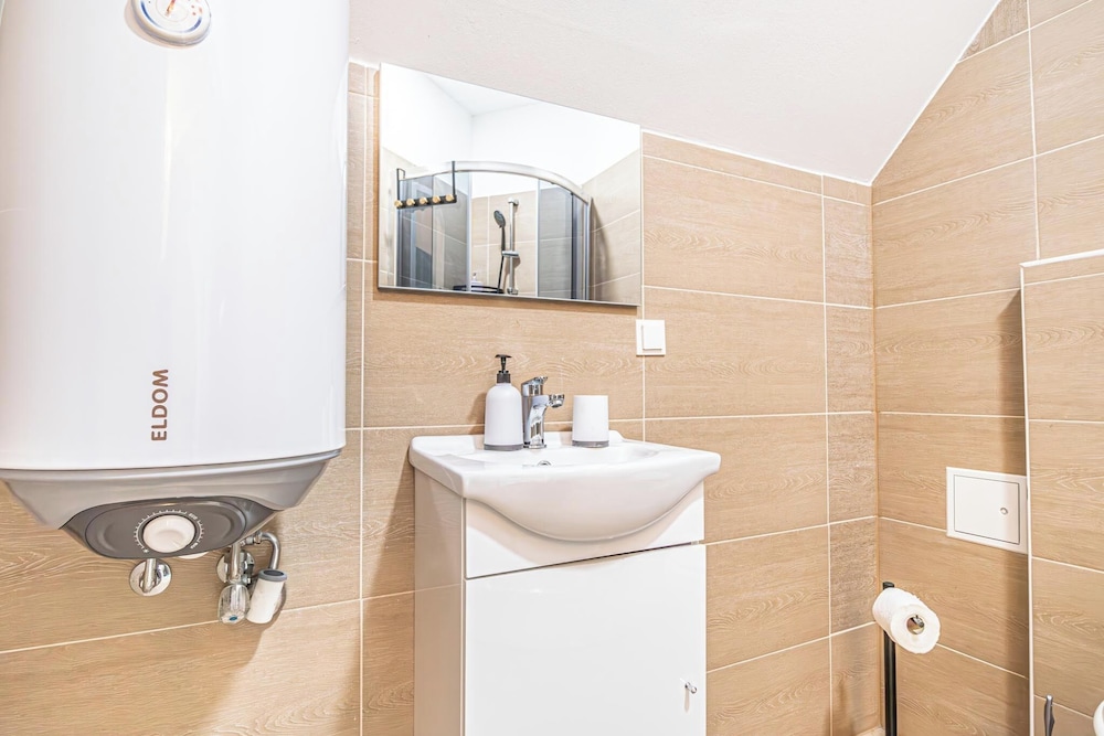 Stunning 12BR Floor For 24 People