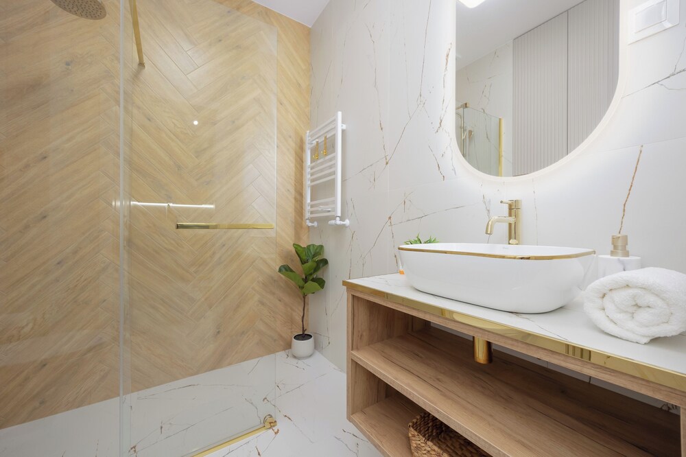 Grójecka Apartment by Renters