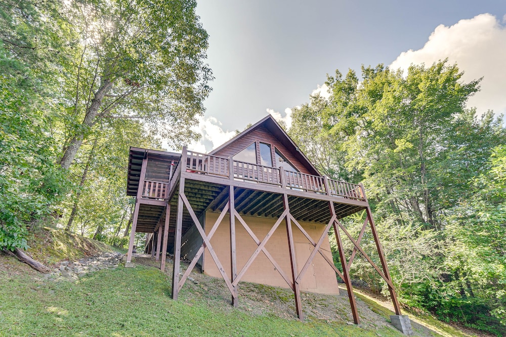Murphy Cabin w/ Deck & Sweeping Mountain Views! view 3