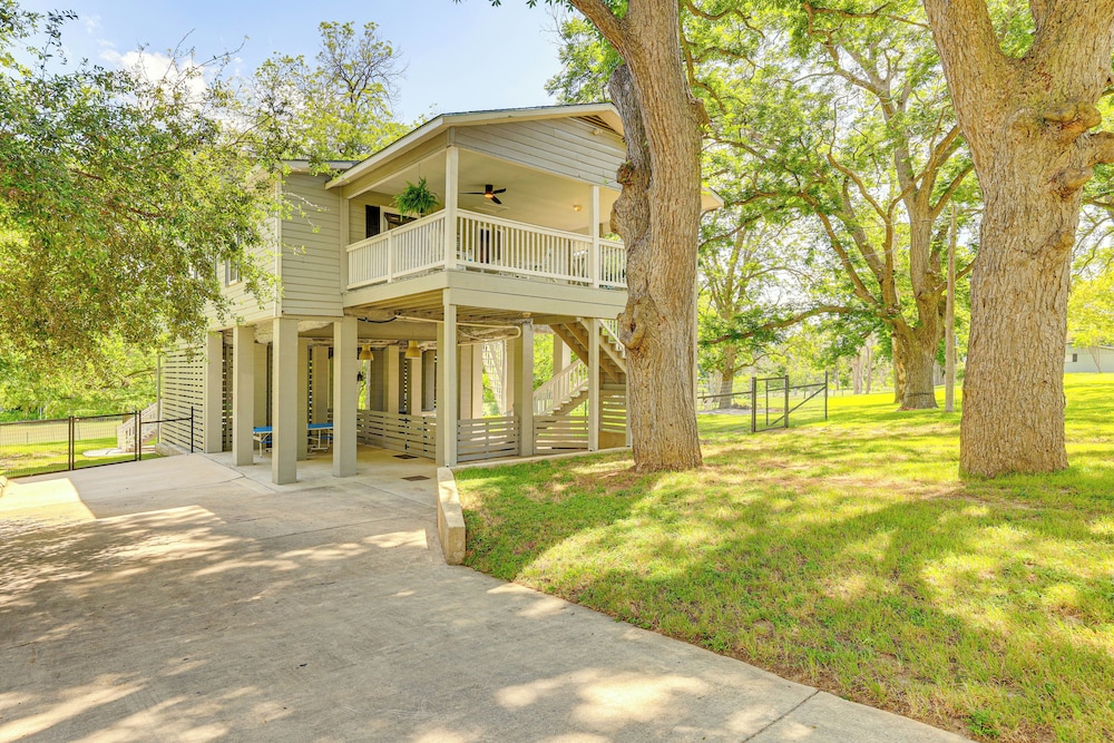 Mod on the Guad Home w/ Lake Mcqueeney Views!