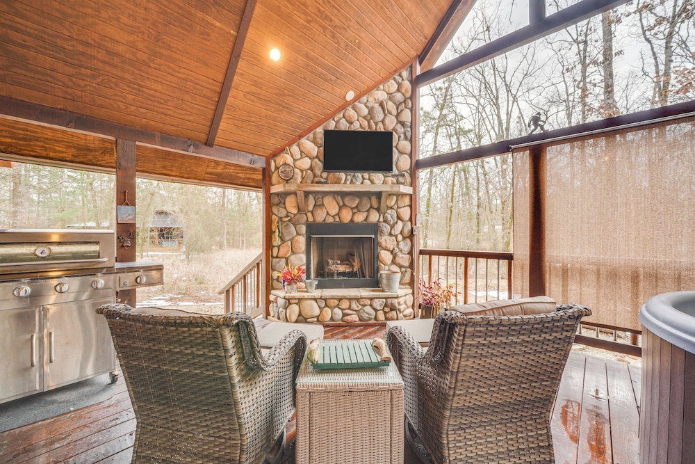 Hot Tub + Fire Pit: Broken Bow 'honeymoon Cabin'