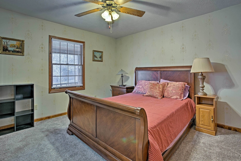 Emerald Gate Farm Cabin w/ On-site Fishing Pond! view 3