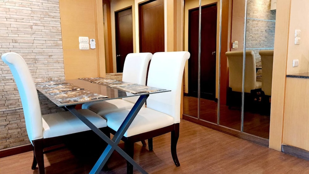 6D - 3 Bedroom Downtown Apartment With Shared Pool