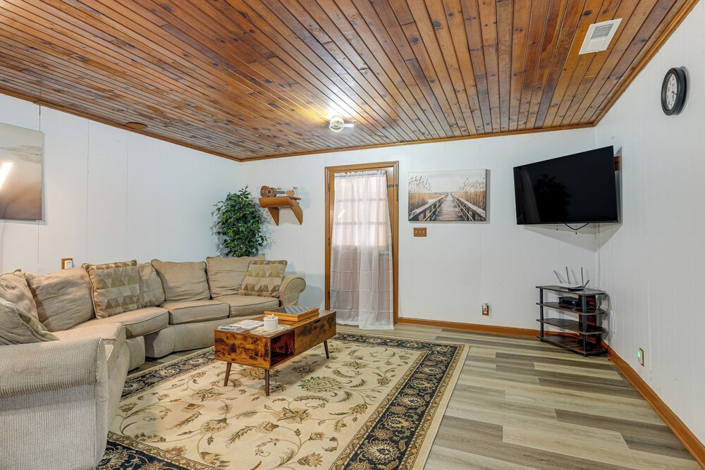 Deck & 2-acre Yard: Quiet Getaway in Crandall!