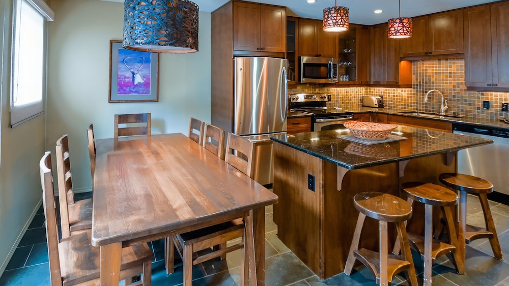 Thunder Ridge by Fernie Lodging CO