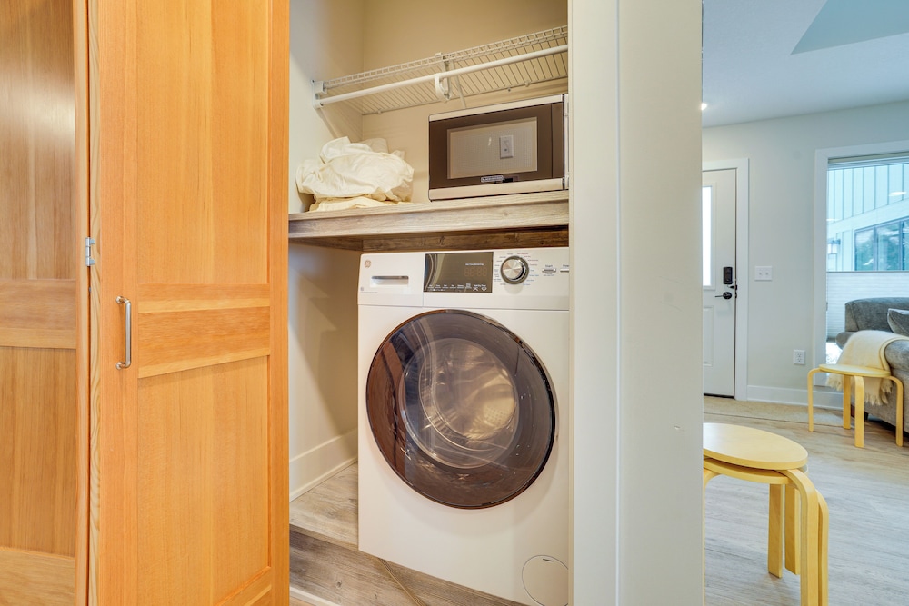 < 1 Mi to Carleton College: Wfh-friendly Apartment