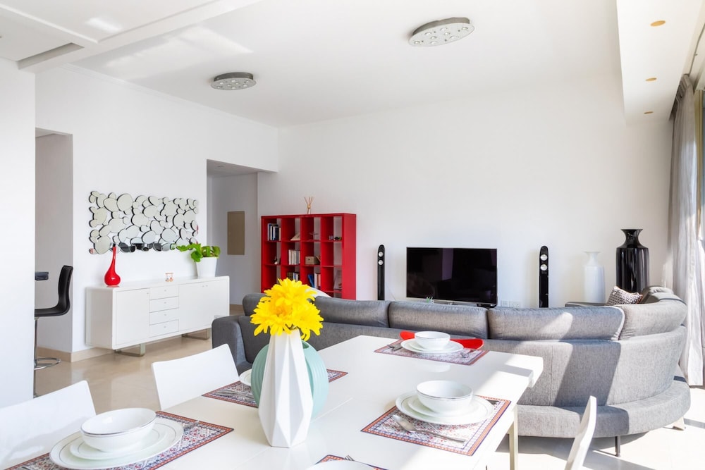 Big Bright Luxury Marina View Apt Near Beach