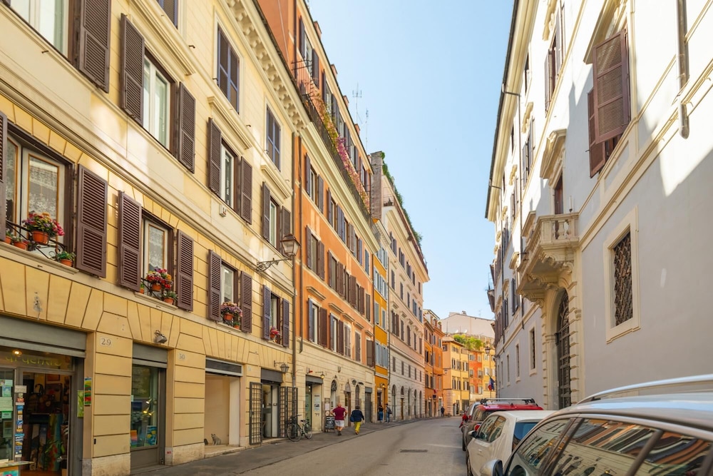 Campo de Fiori Large and Beautiful Apartment