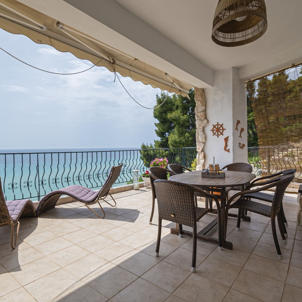 Poseidon Seafront Apartment by Rentalspro