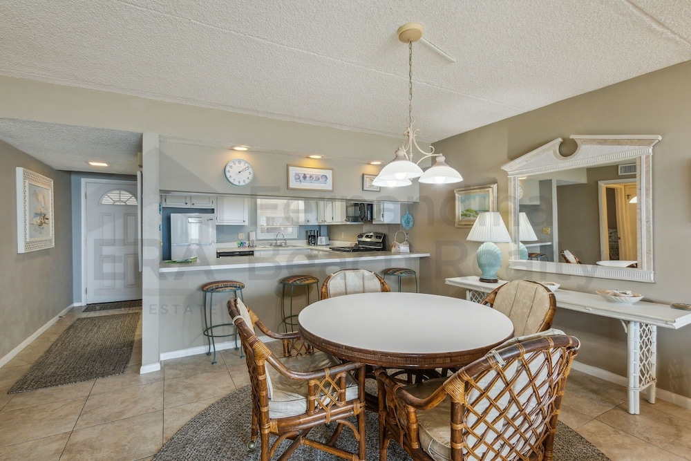 Ocean View Condo, Easy Acces to the Pool and Private Walkway to the Beach by RedAwning
