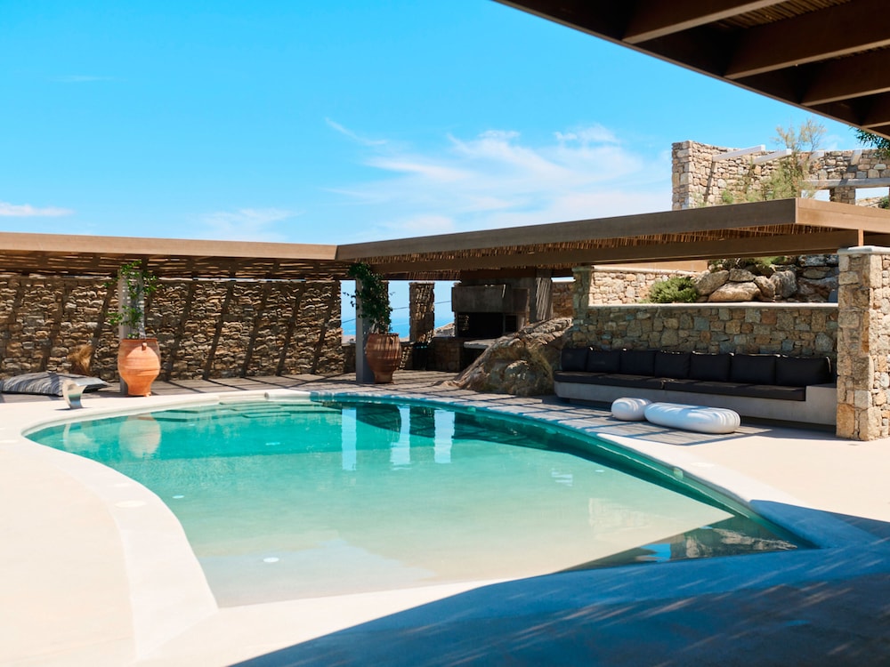 Kounoupas Complex by Mykonos Rocks