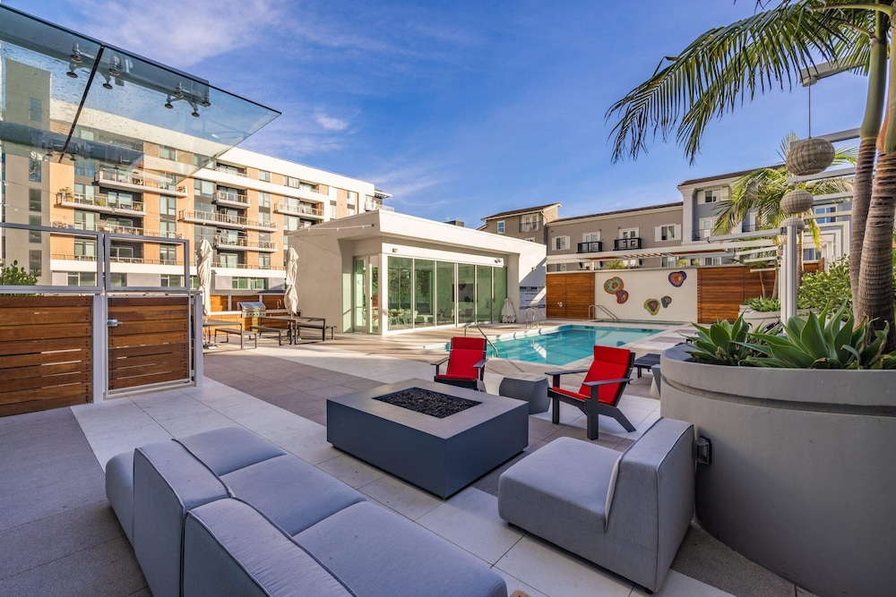 @marbella Lane - Chic 2BR Penthouse w/ Ocean Views