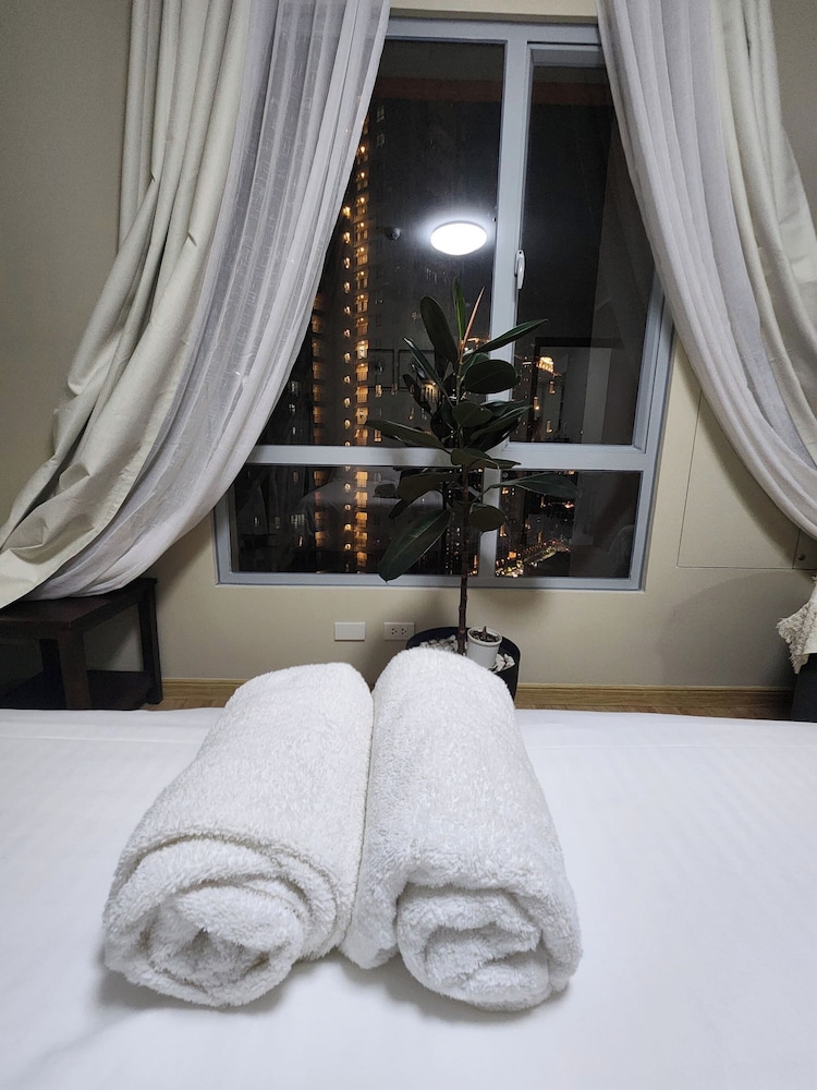 Cozy 1BR Condo in Mandaluyong City With City Skyline View