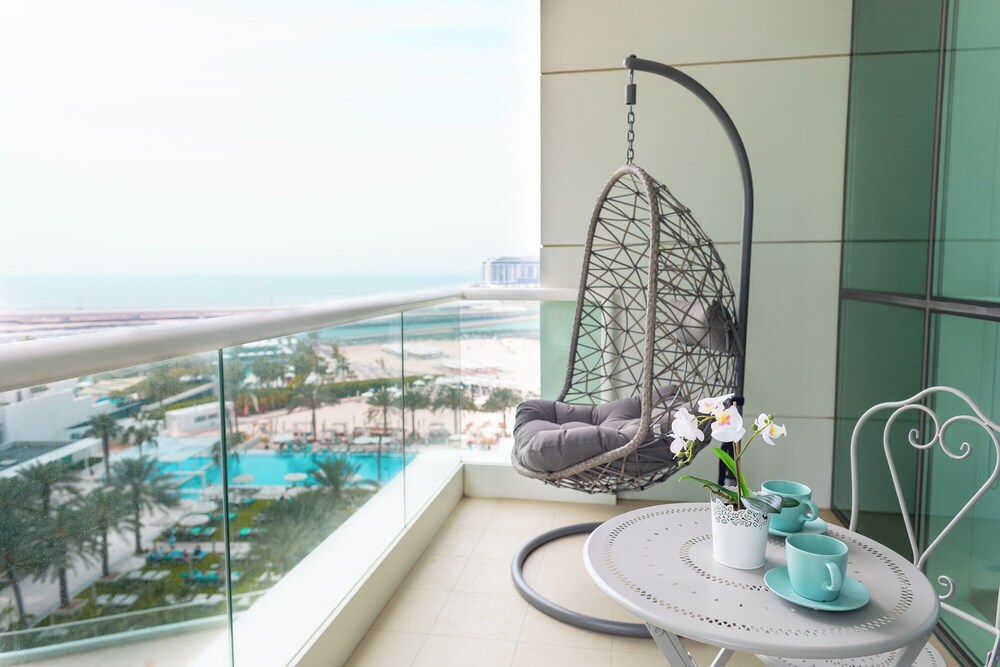 HAPPY SEASON I Al Bateen Residences