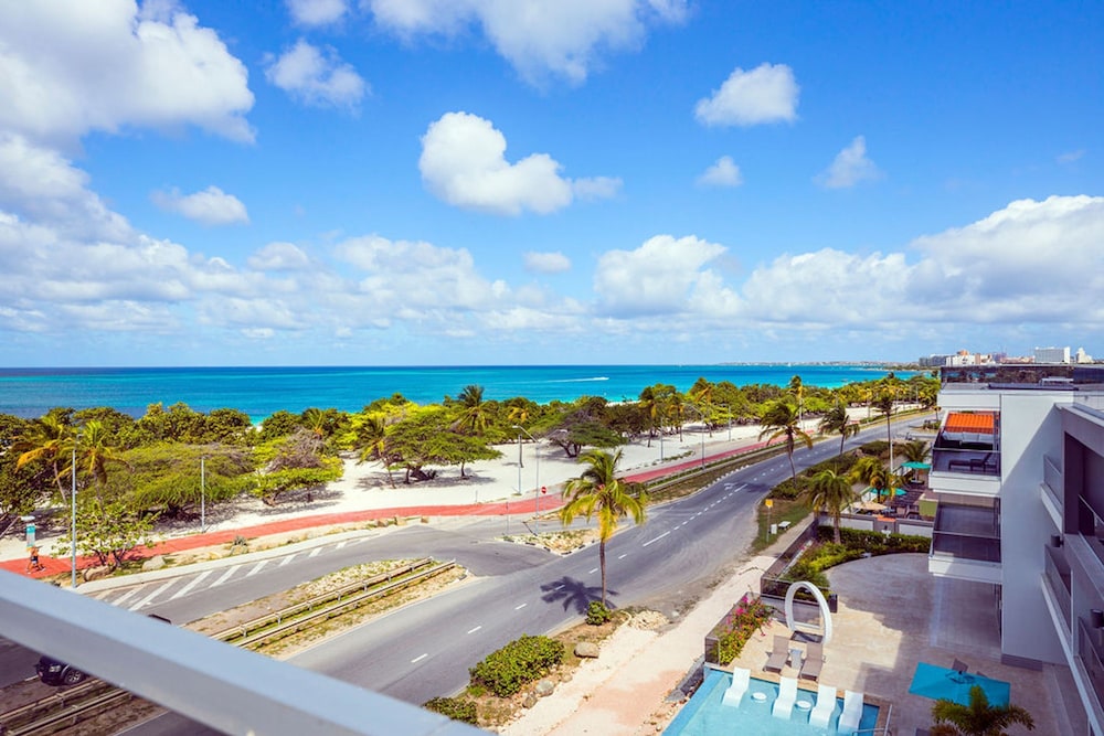 Beachfront Luxury NEW 3br2 5BA Condo Eagle Beach