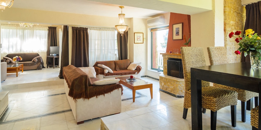 Maria Elena Villas