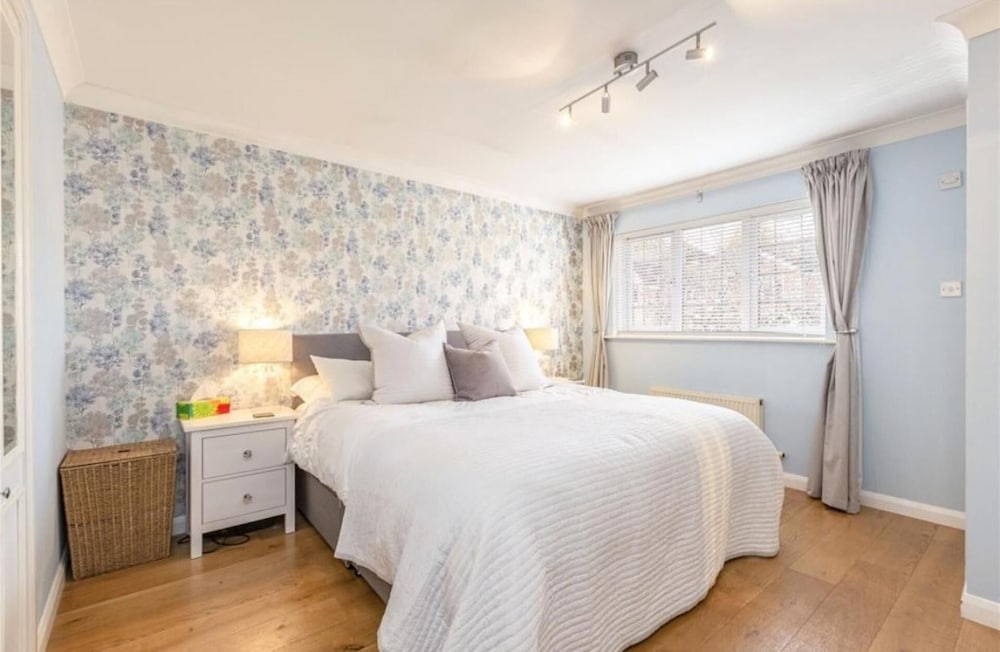 Homely 4 Bedroom House Addlestone