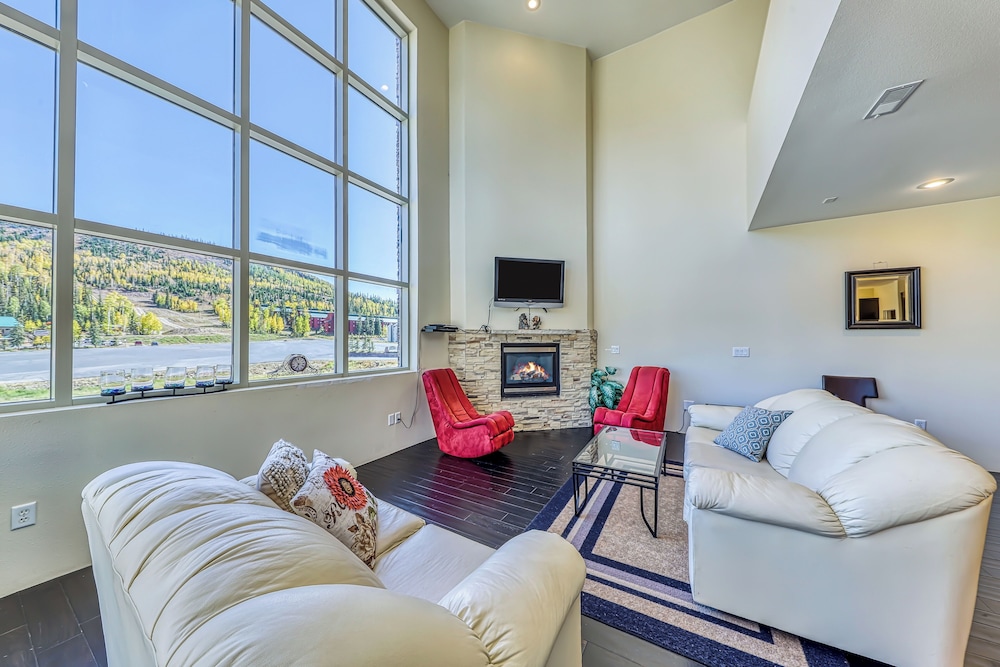 Modern 1BR Mountain View Balcony Steps to Lift
