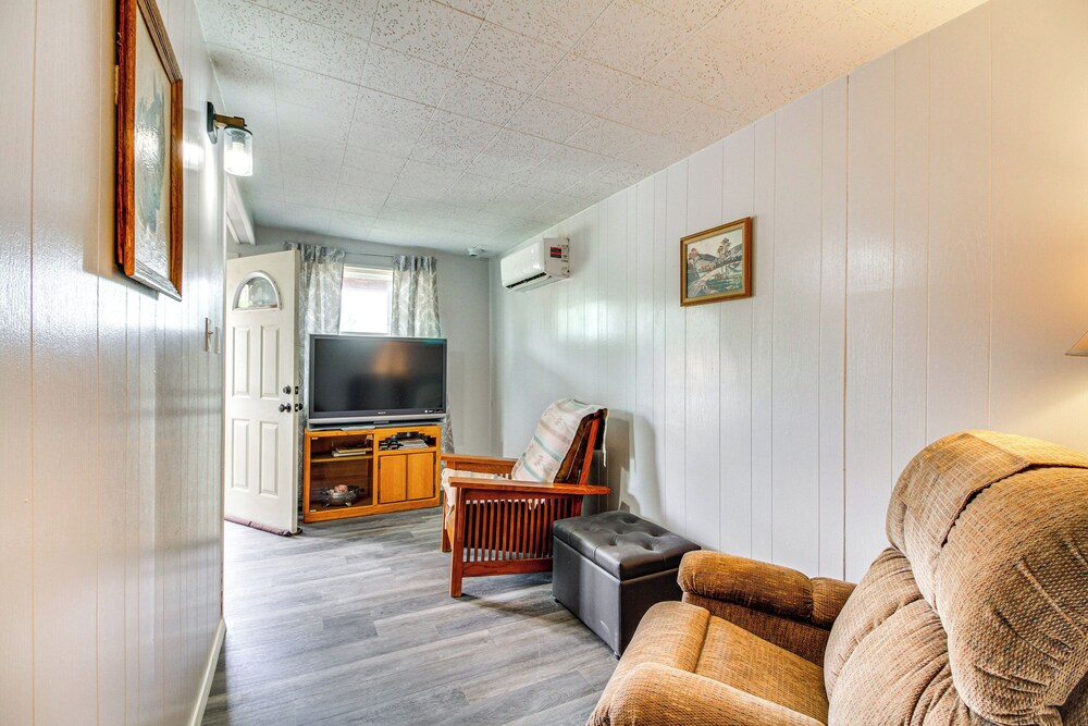 4 Mi to Rio Grande: Bosque Farms Home w/ Patio!