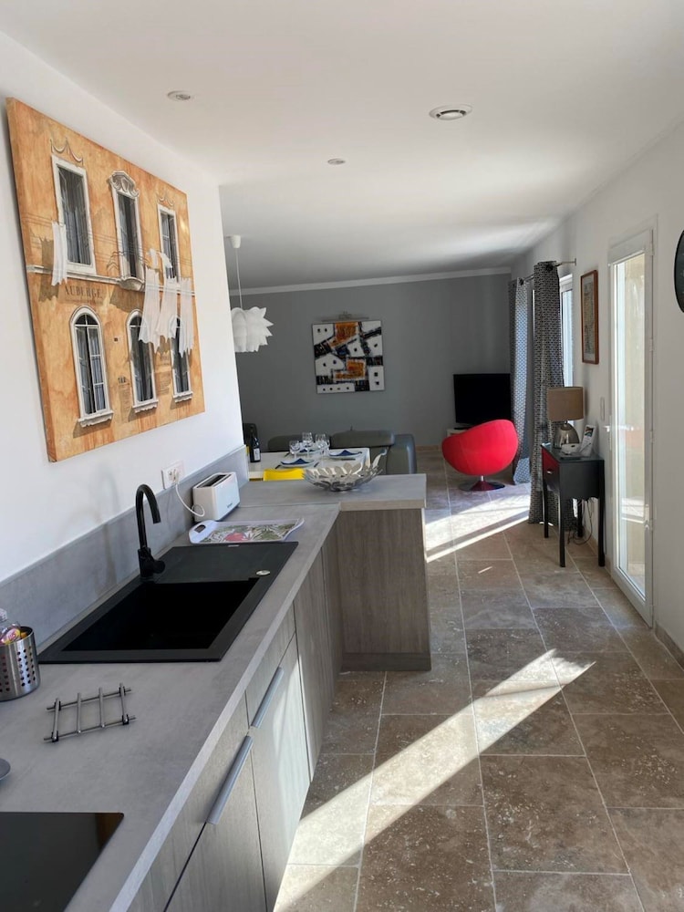 Sun-kissed Villa in Lirac