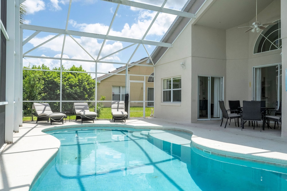 Amazing 6 Bedrooms With Pool