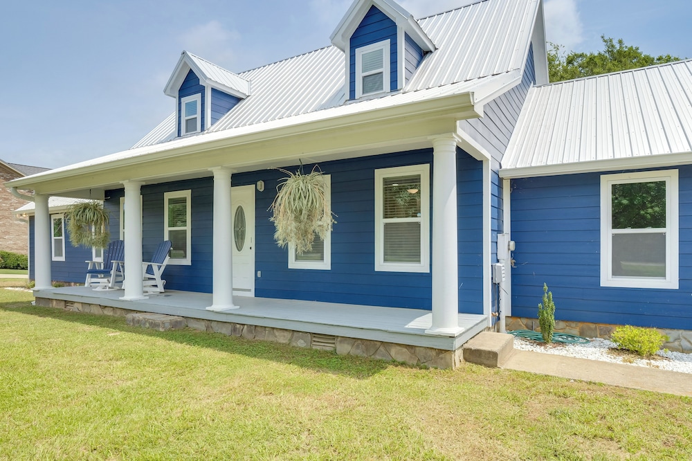 Group Getaway: Lakefront Retreat in Fayetteville!