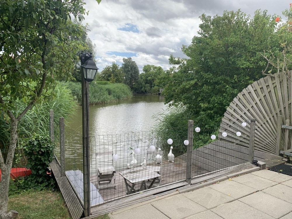 Spacious Bungalow Near Water