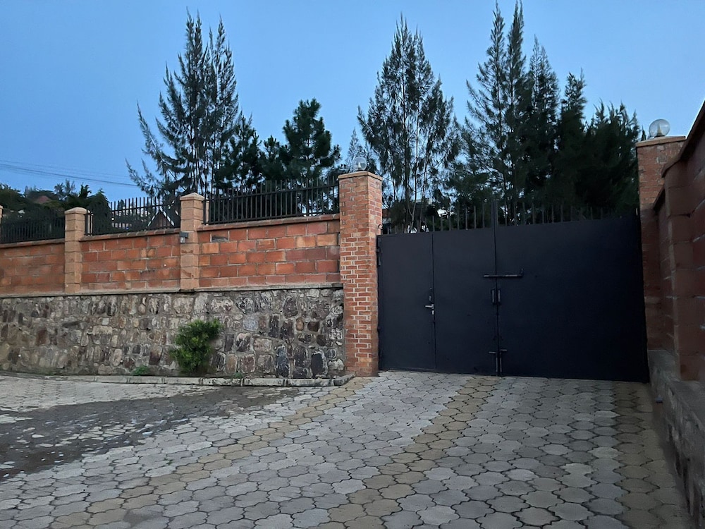 The Mugabi's Spacious Private Room