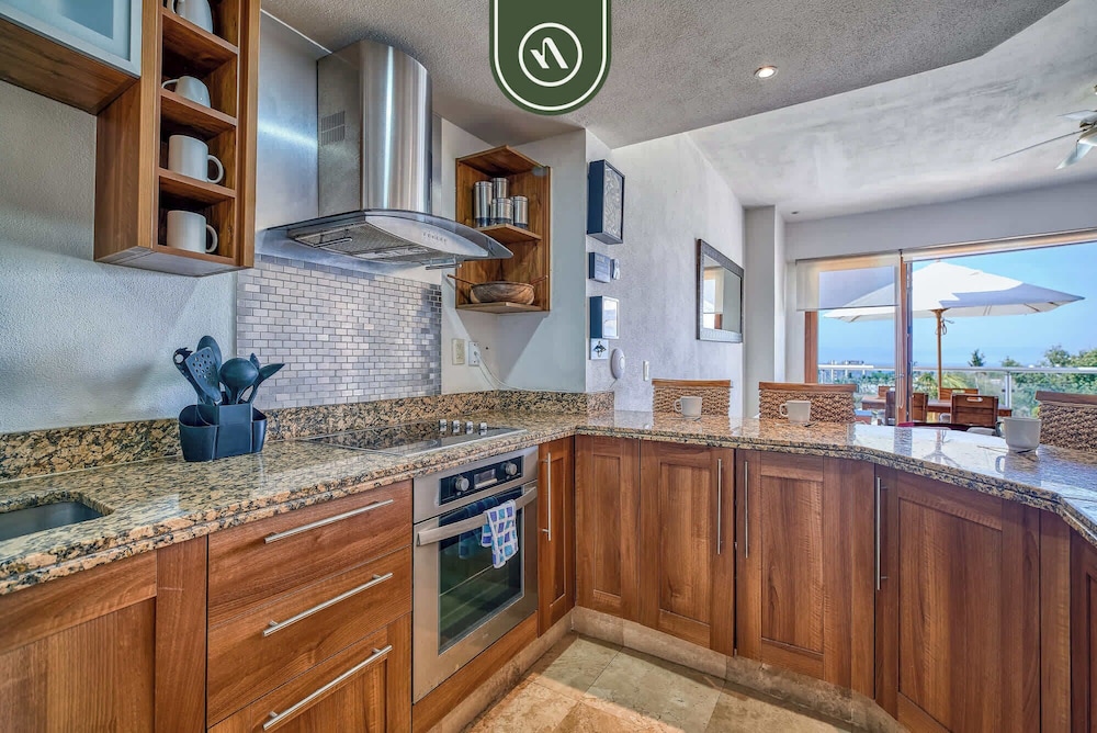 Oceanfront 3BR Condo With Beach Club - Pool