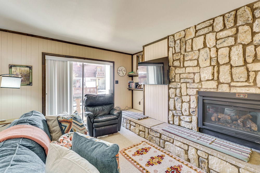 < Half-mi to Red River Ski Area: Townhome w/ Patio