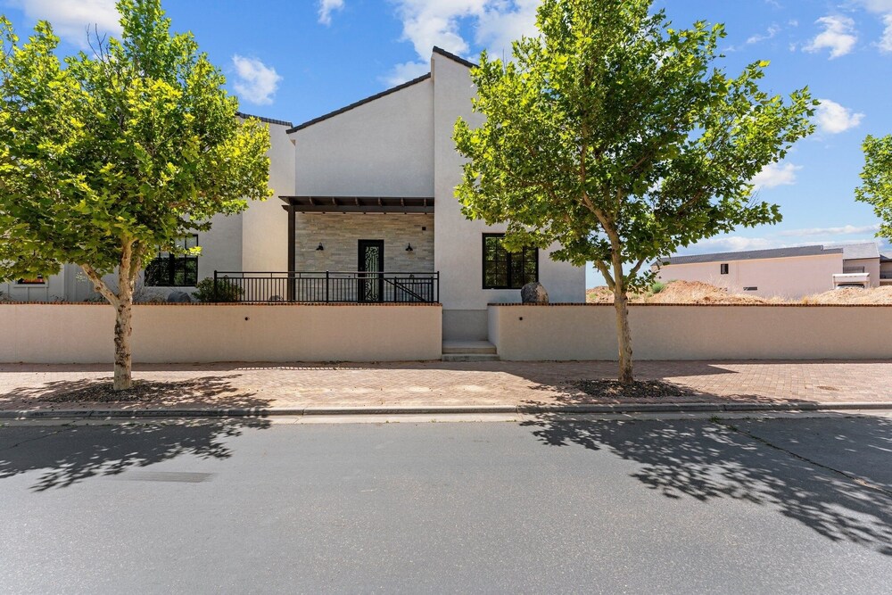 Desert Jewel With Private Gym And Pool 4 Bedroom Townhouse