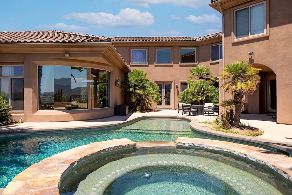 Sangiovese By Avantstay Spectacular Estate w Pool Hot Tub Putting Green